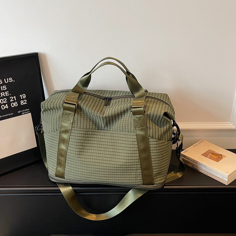 Sporty Travel Bag with Practical Storage and Adjustable Shoulder Strap