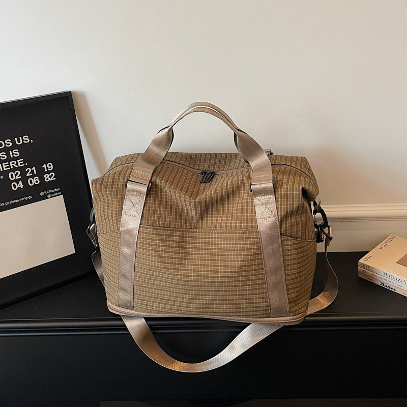 Sporty Travel Bag with Practical Storage and Adjustable Shoulder Strap